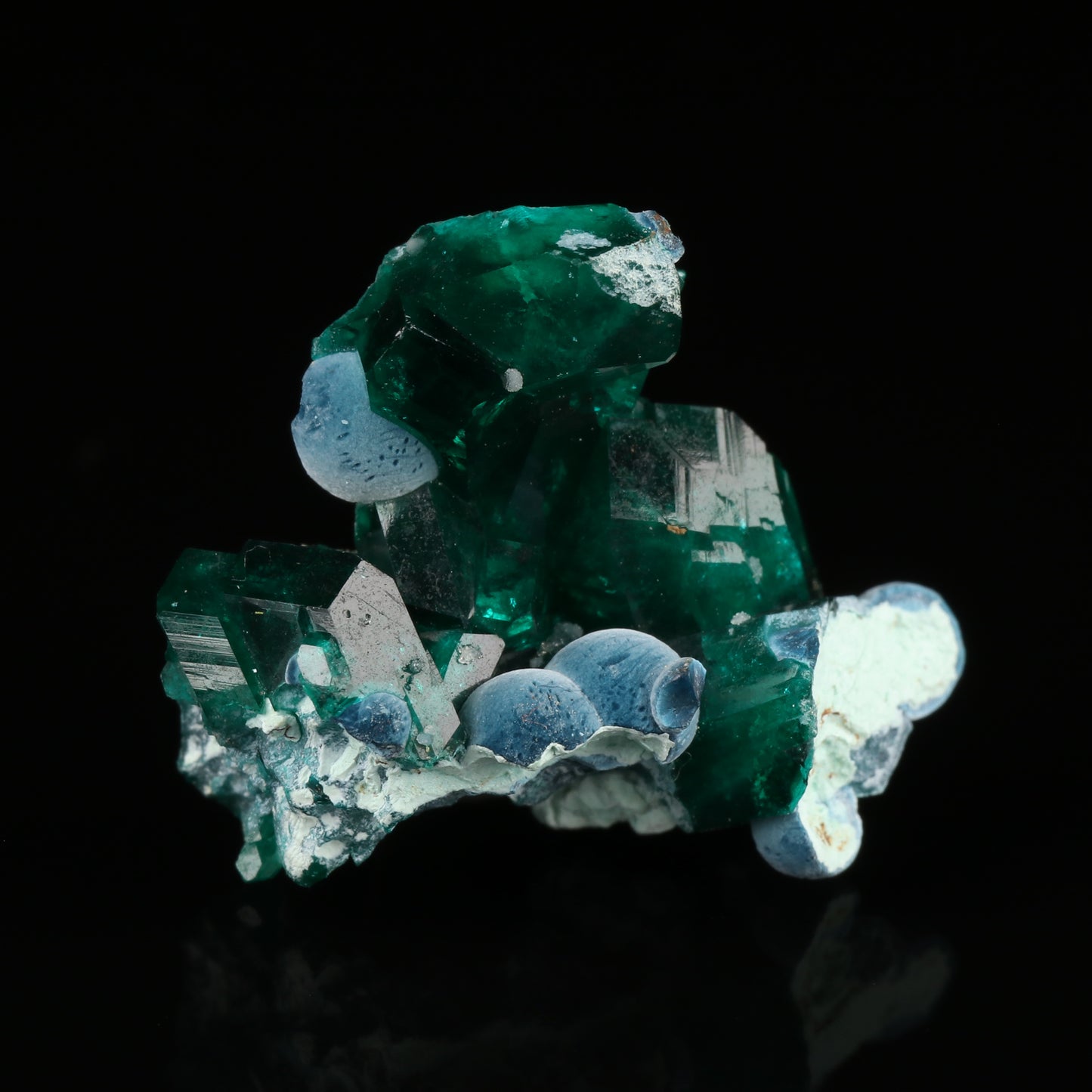 Shattuckite on Dioptase
