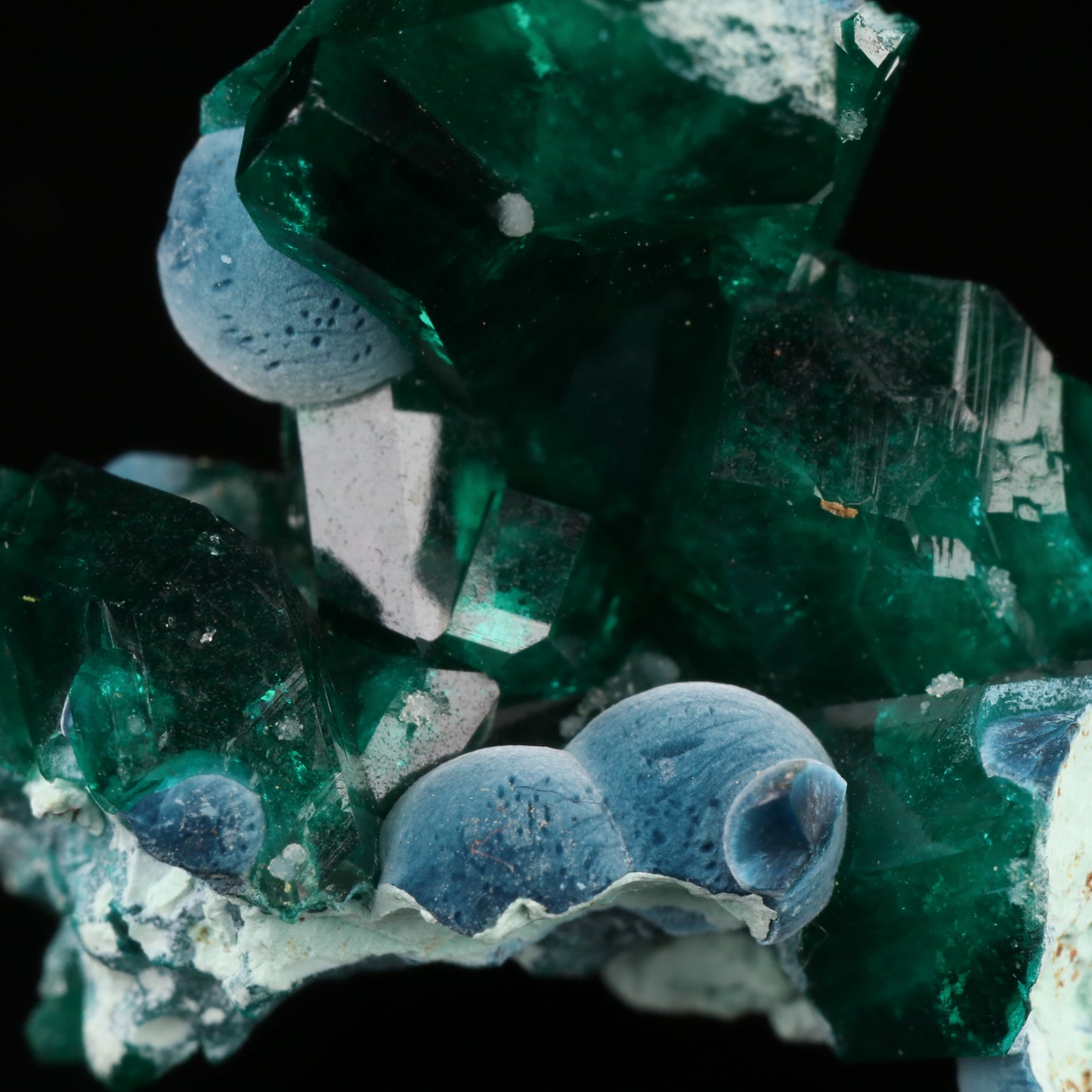Shattuckite on Dioptase