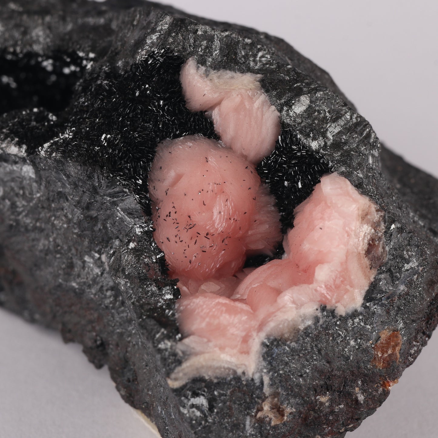 Rhodochrosite on Manganite