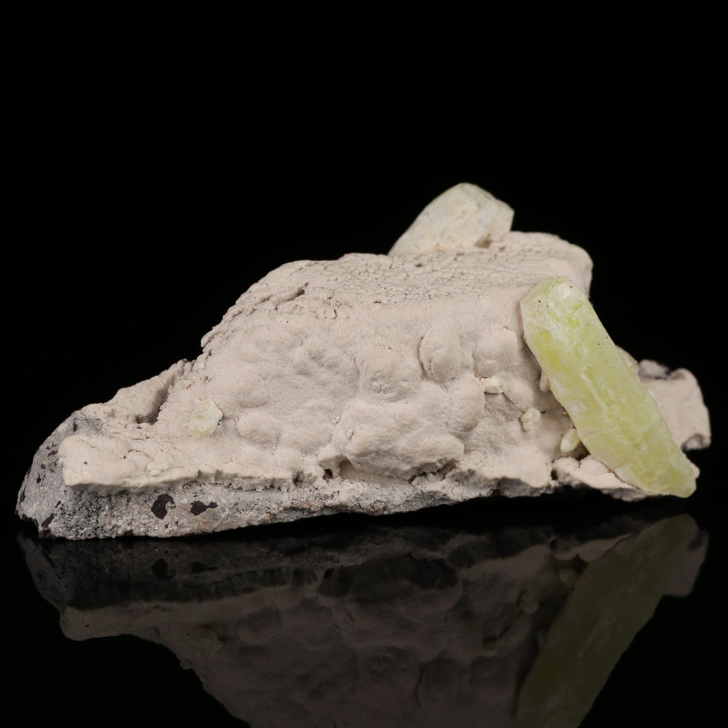 Oyellite with Ettringite