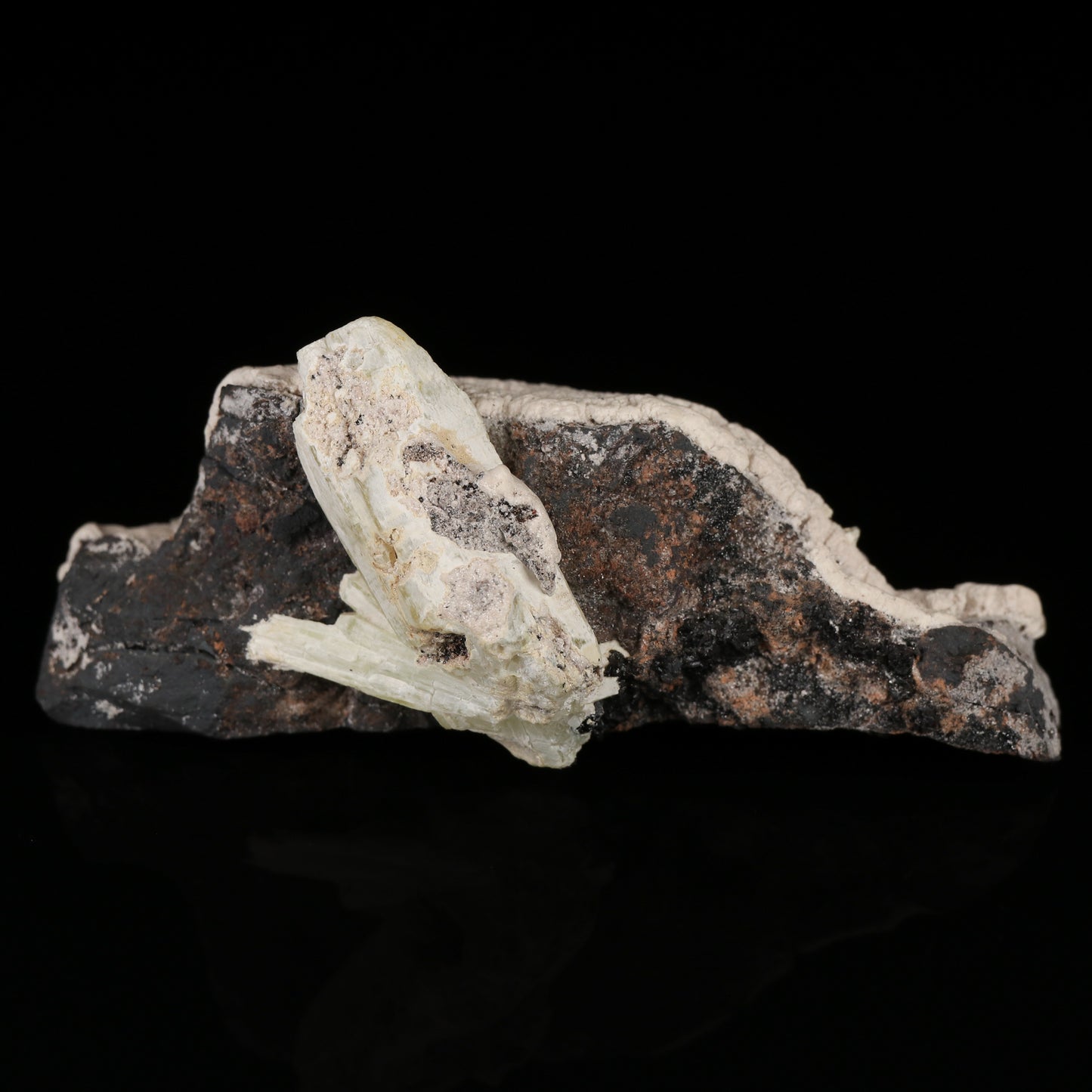 Oyellite with Ettringite