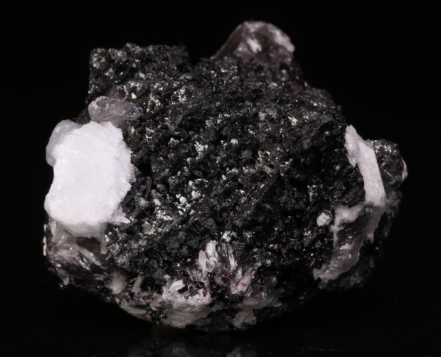 Manganvesuvianite and Calcite on Hausmannite Xls