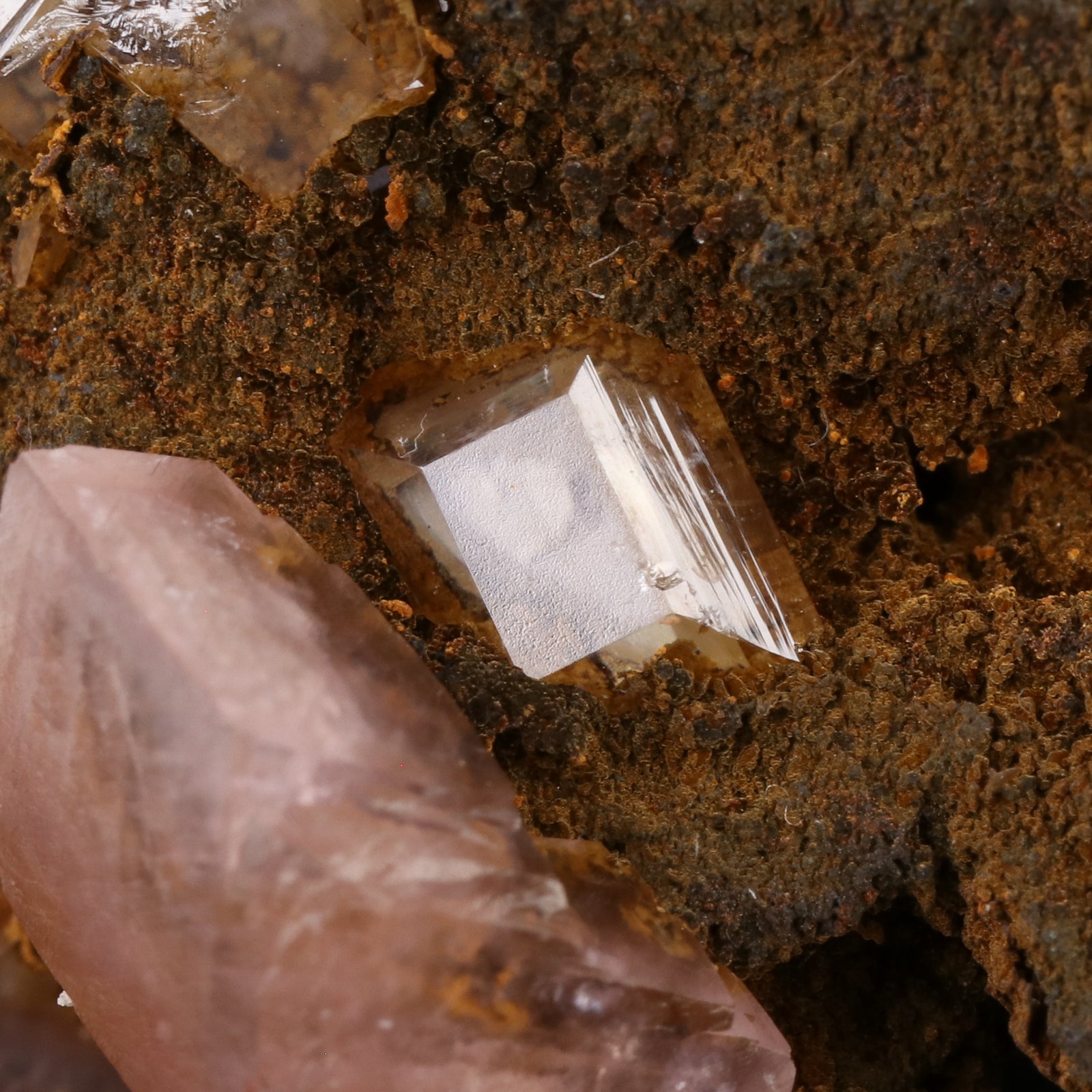 Smithsonite on Wulfenite