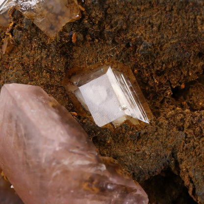 Smithsonite on Wulfenite