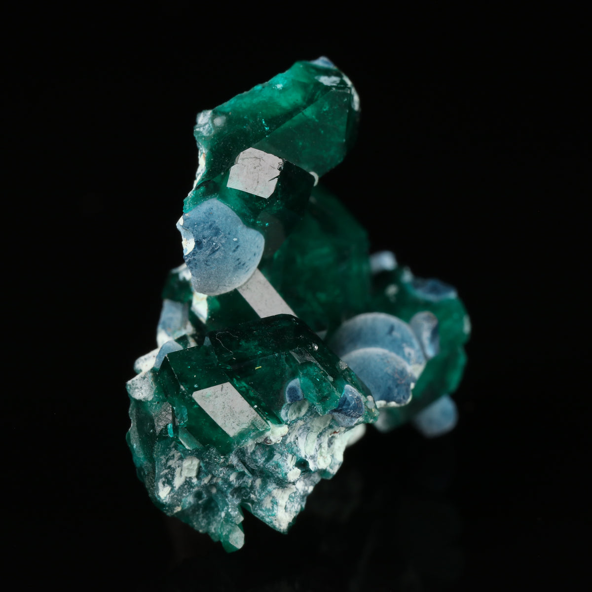 Shattuckite on Dioptase