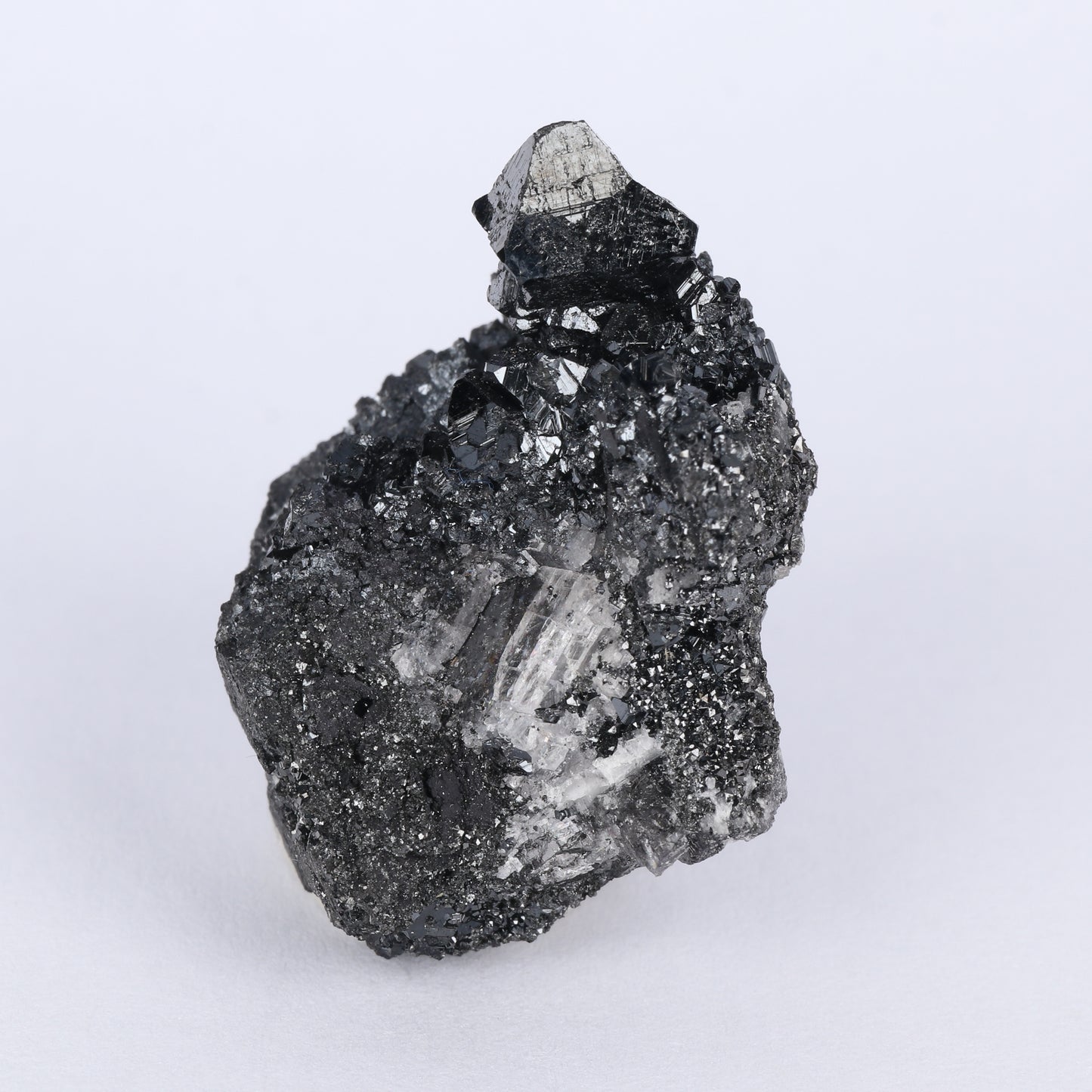 Twinned Hausmannite on Matrix