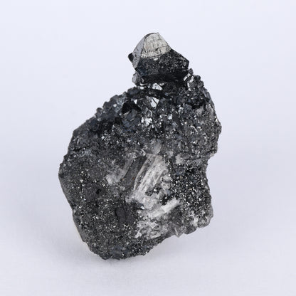 Twinned Hausmannite on Matrix