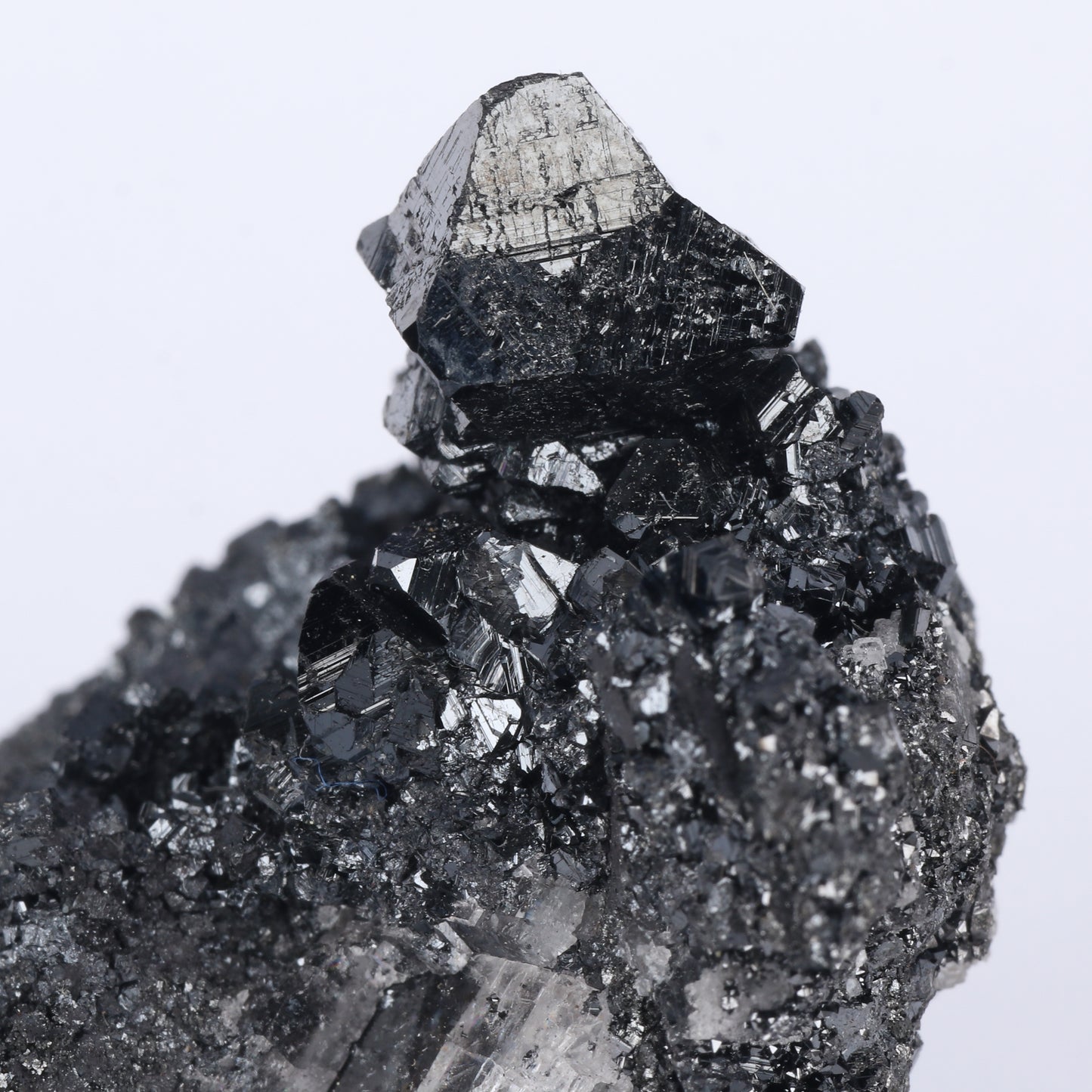 Twinned Hausmannite on Matrix