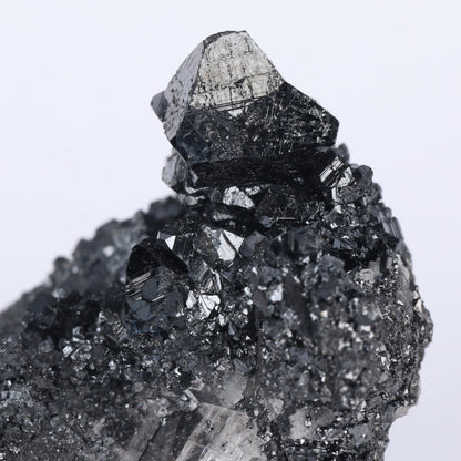 Twinned Hausmannite on Matrix