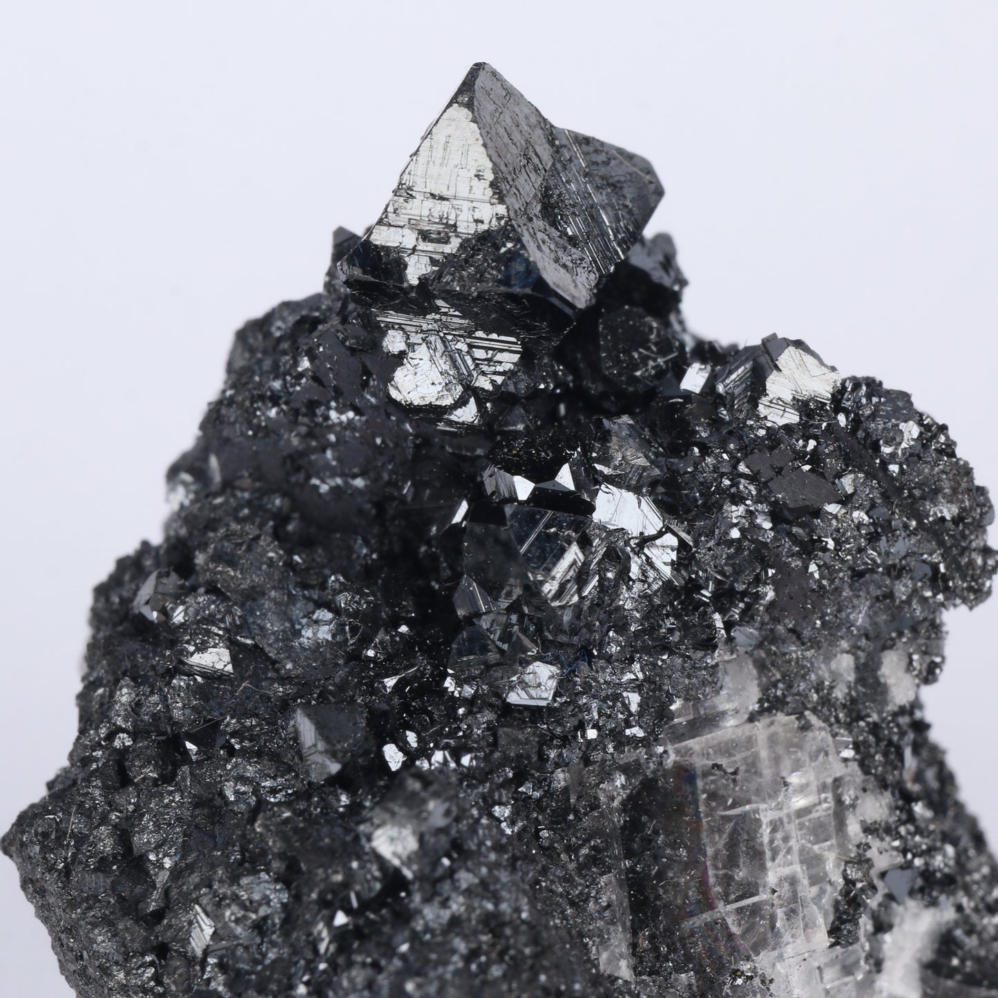 Twinned Hausmannite on Matrix