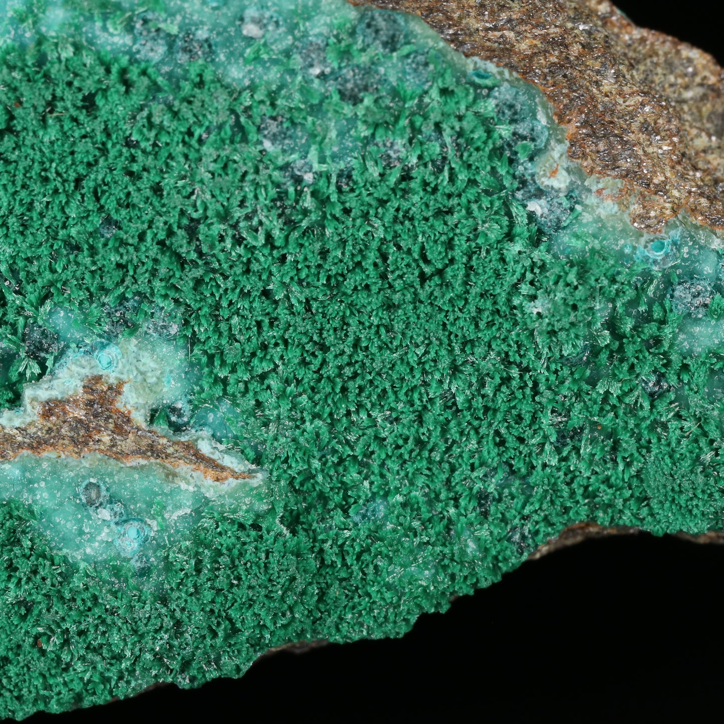 Herbertsmithsonite on Zincolibethenite with Pseudomalachite