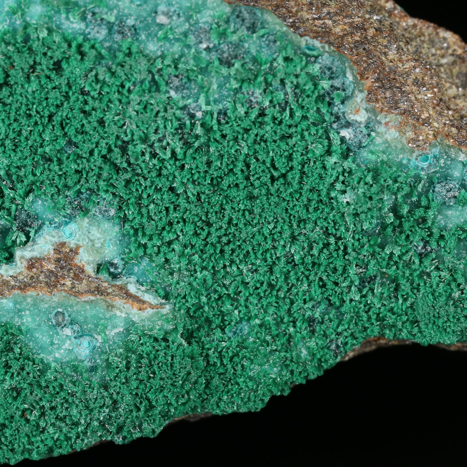 Herbertsmithsonite on Zincolibethenite with Pseudomalachite
