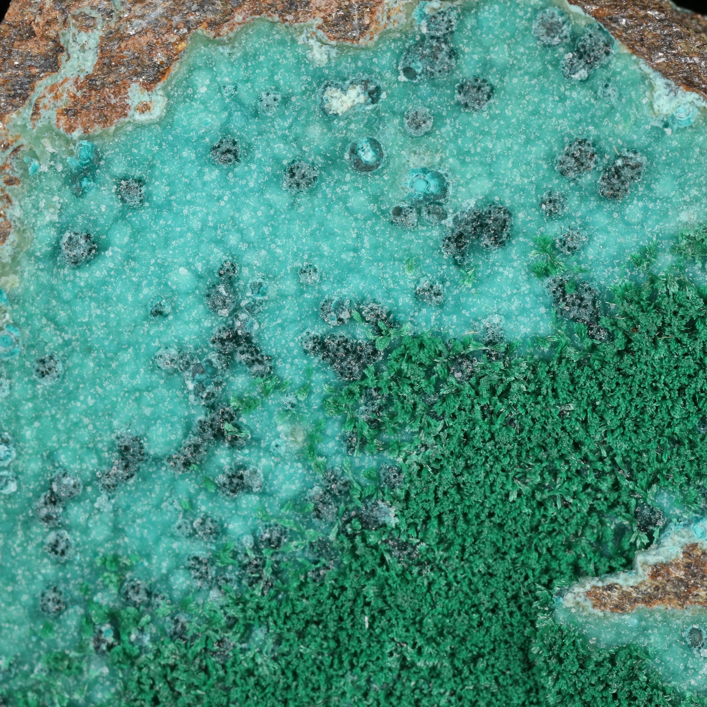 Herbertsmithsonite on Zincolibethenite with Pseudomalachite
