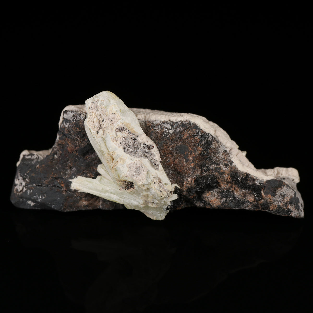 Oyellite with Ettringite