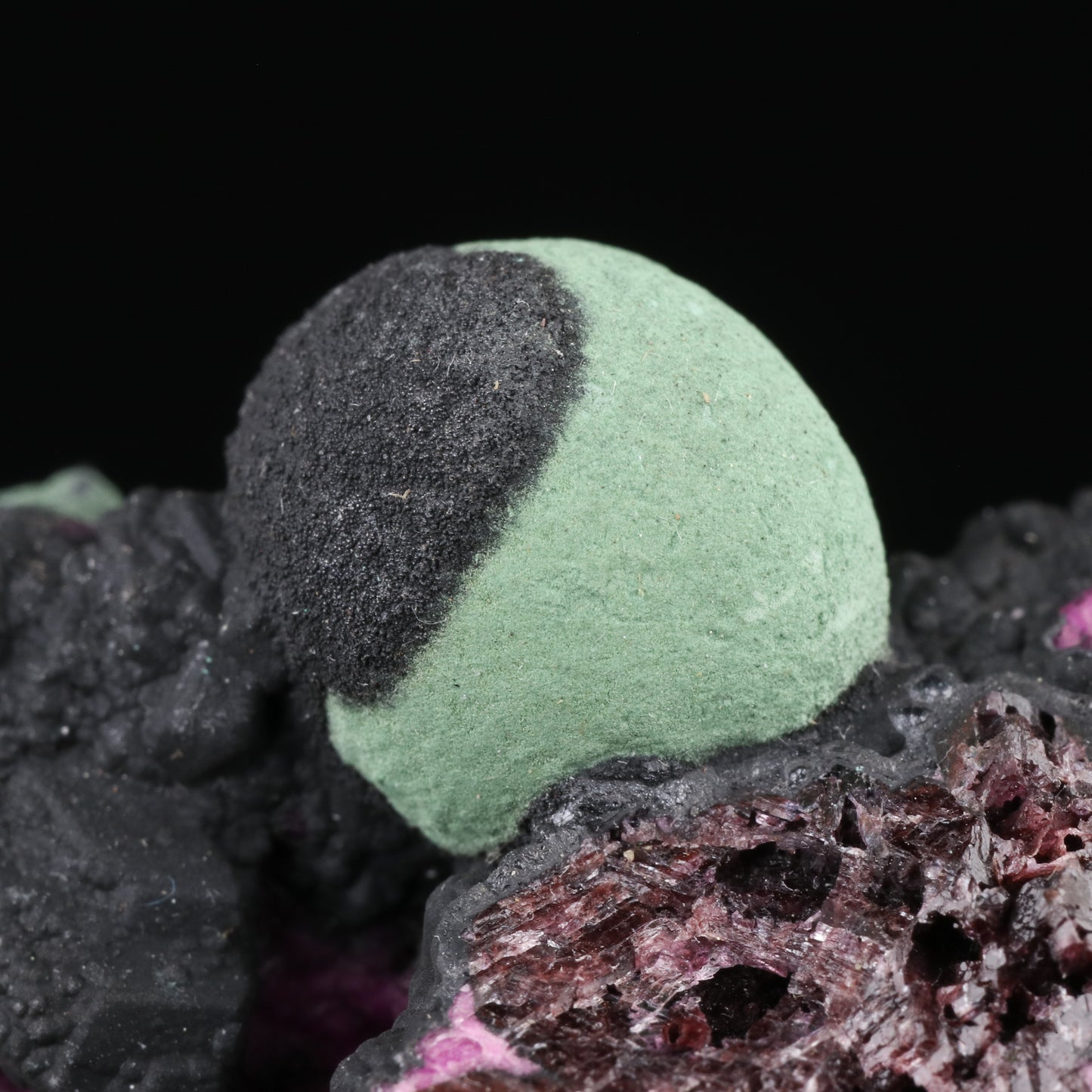 Heterogenite on Malachite with Cobaltoan Calcite	Mashamba West Mine, Sicomines copper-cobalt project, Mutshatsha, Lualaba, DR Congo