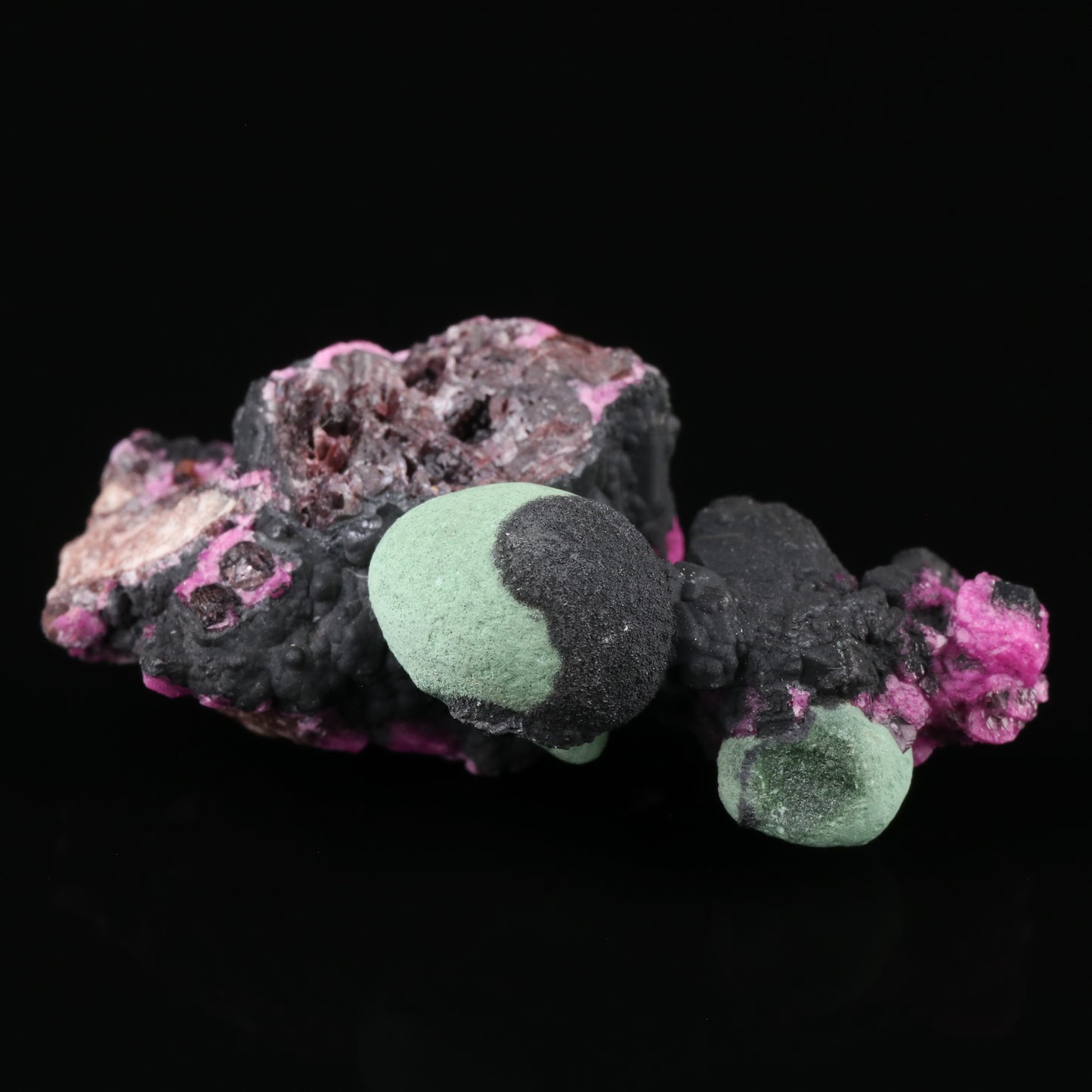 Heterogenite on Malachite with Cobaltoan Calcite	Mashamba West Mine, Sicomines copper-cobalt project, Mutshatsha, Lualaba, DR Congo