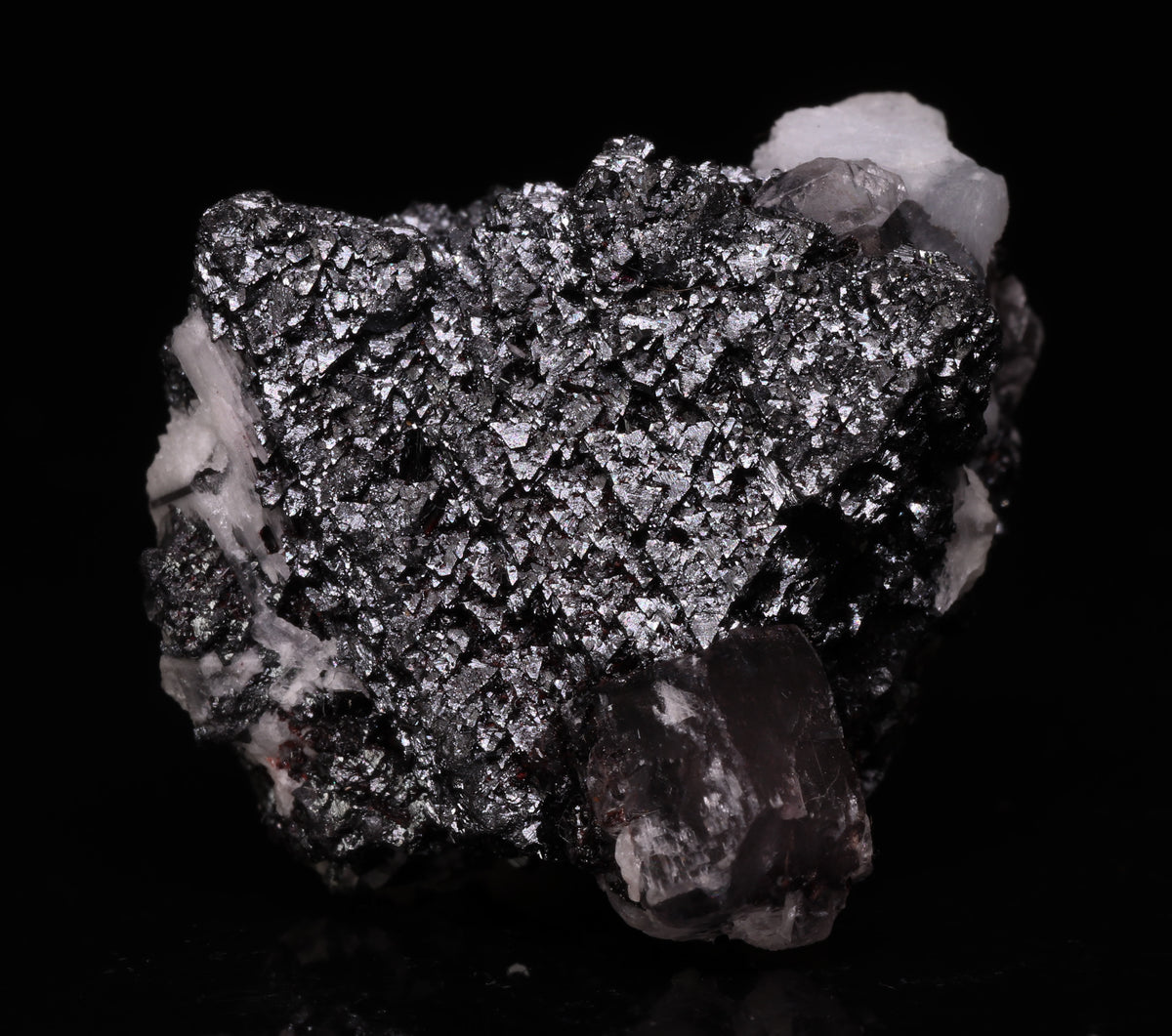 Manganvesuvianite and Calcite on Hausmannite Xls